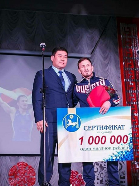 Борцу Богомоеву вручили сертификат на миллион рублей, но не в Бурятии