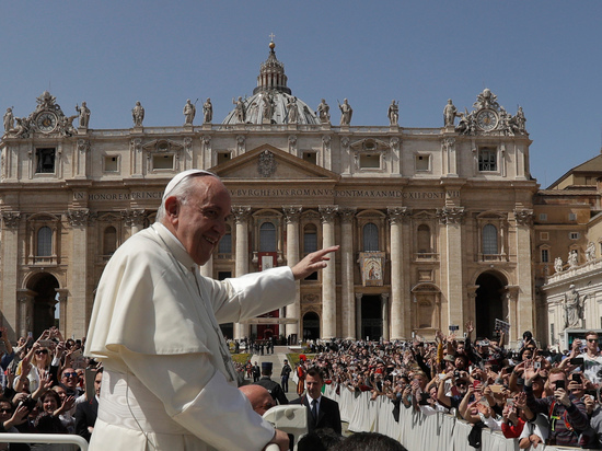 Папа Римский заболел после общения с верующими