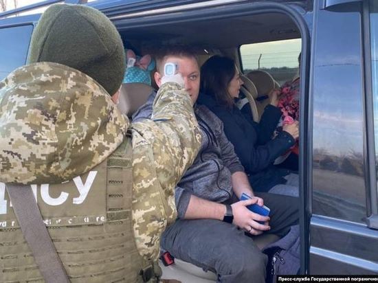 Украинские пограничники начали измерять температуру людей на границе с Крымом