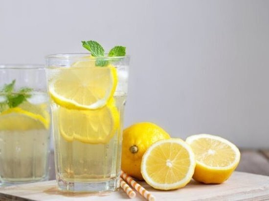 Эксперты рассказали, что дает вода с лимоном натощак
