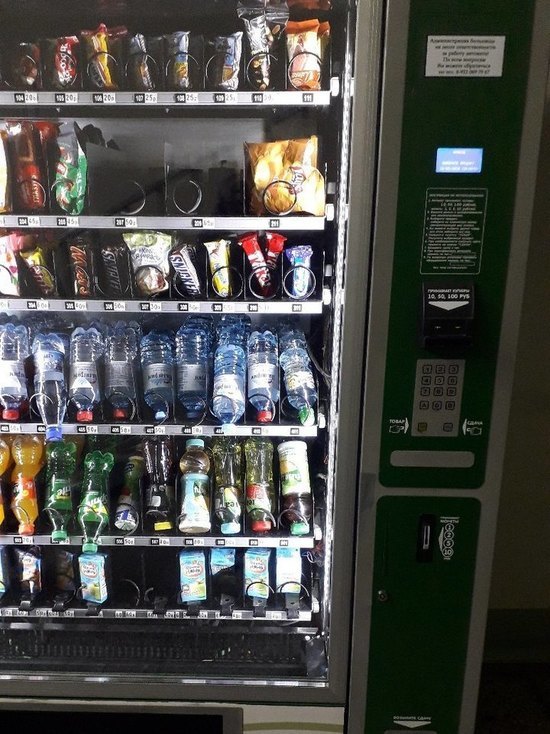 Житель Нового Уренгоя жалуется на автомат с просроченными сладостями