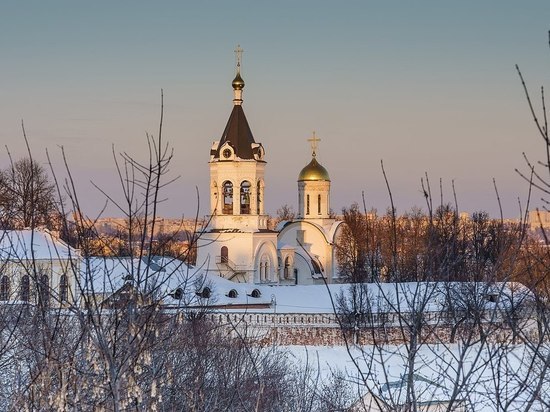 Во Владимире такси врезалось стену монастыря