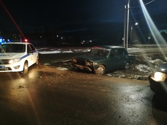 Пьяный водитель пытался скрыться от полиции и снес знак в Тверской области