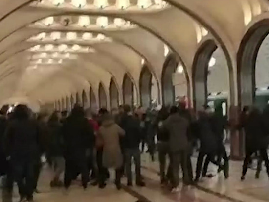 Перед матчем «Динамо» - «Спартак» фанаты дрались в транспорте, а потом их держали на холоде, отыскивая запрещенные баннеры