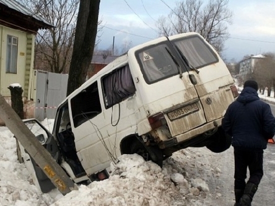 В Ивановской области минивэн врезался в столб линии электропередач