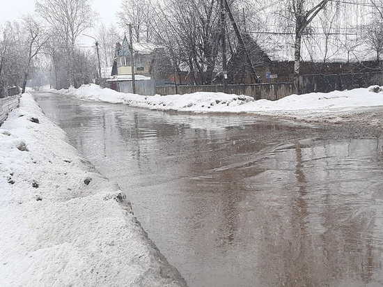 Дорогу к Вересникам в Кирове затопило