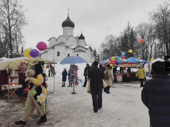 Шашлыки, сувениры и Масленица на реке - Псков провожает зиму