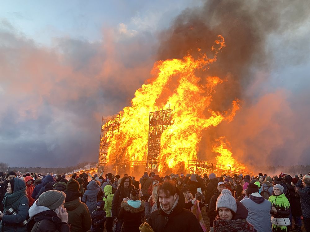 На Масленицу в Никола-Ленивце сожгли 20-метровый арт-объект