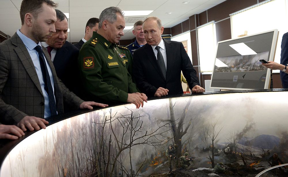 Путин в Пскове возложил цветы к могиле погибших десантников