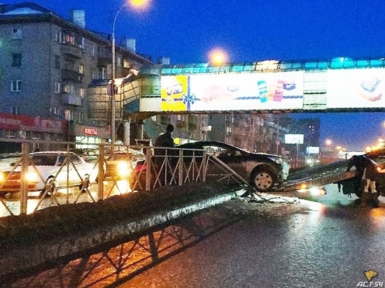 В Новосибирске седан Хёндэ повис на заборе посреди Большевистской