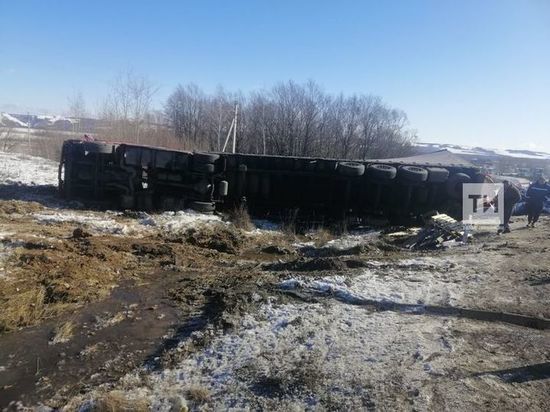 В Татарстане грузовик врезался в отбойник и опрокинулся в кювет