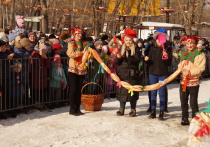 Традиционное празднование масленицы прошло 1 марта в Барнауле. Около ДК «Трансмаш» состоялся яркий праздник «Гуляй, народ – Масленичка у ворот», организованный администрацией Октябрьского района и холдингом «Сибирская медиагруппа».