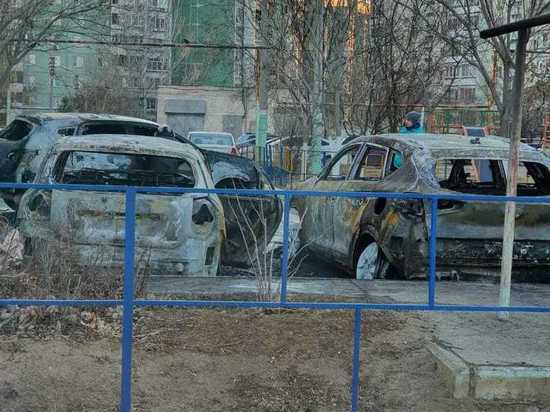 В Астрахани ночью сгорели три автомобиля