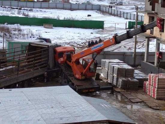 В Пскове 25-тонный автокран столкнулся с грузовиком из-за перегруза