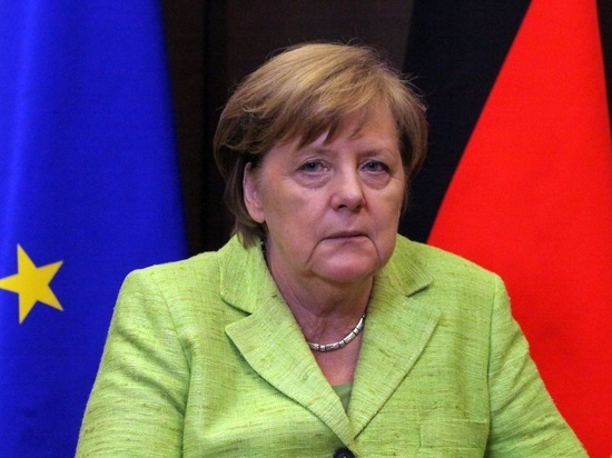 Глава МВД Германии побоялся жать руку Меркель из-за коронавируса
