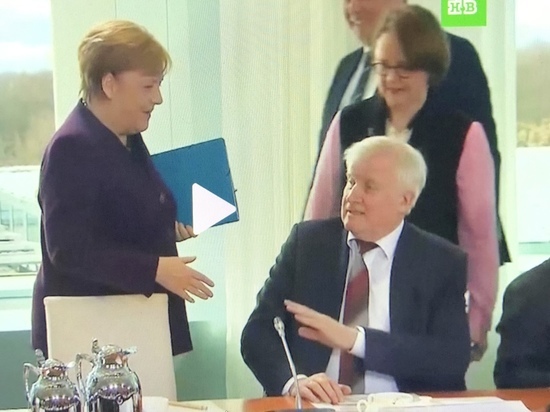 Зеехофер отказался пожать руку Меркель