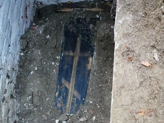 Под Волгоградом на территории бывшего санатория раскопали склеп