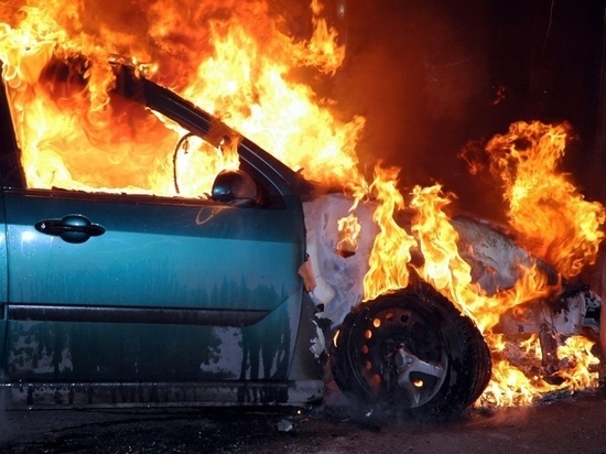 В Иванове в ночном пожаре сгорел автомобиль - рассматривается версия поджога