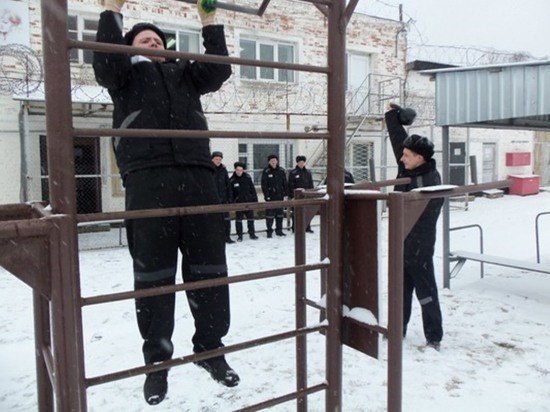 Осужденные в Ивановской области выясняют, кто сильнее в армреслинге