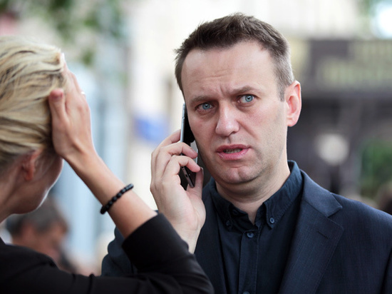 Навальный сообщил о блокировке всех банковских счетов его семьи