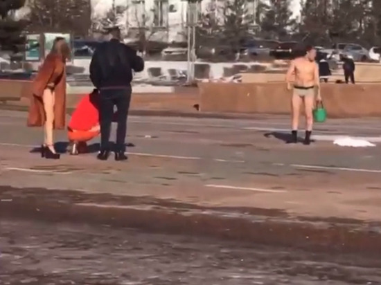 В Улан-Удэ голый блогер облился водой на Площади Советов