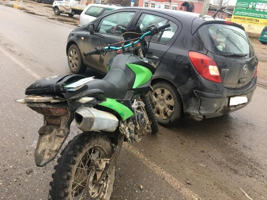 В Рославле 17-летний пассажир мотоцикла упал под колеса авто