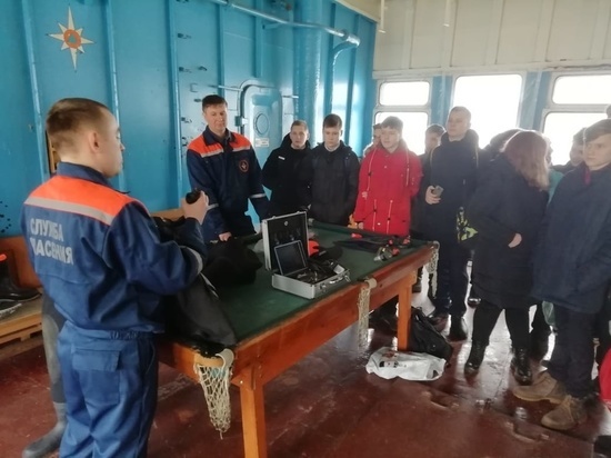 Костромские спасатели объясняли школьникам, как надо вести себя на льду во время каникул