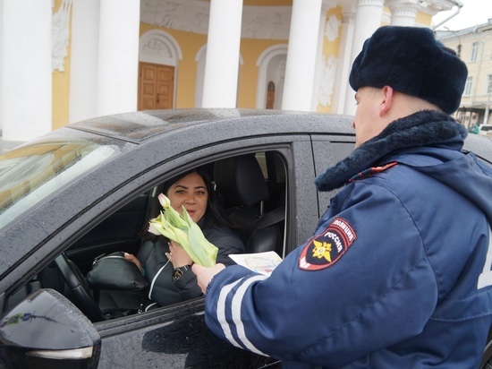 В Костроме сотрудники ГИБДД дарят автолюбительницам тюльпаны