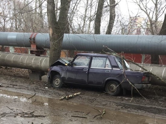 В Рязани «семерка» врезалась в дерево, водитель скрылся