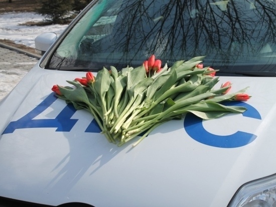 Полицейские Салехарда подарят цветы женщинам за рулем