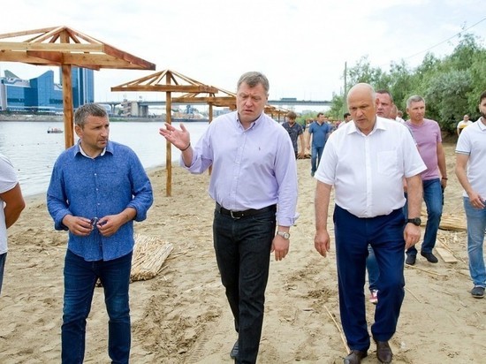 В Астрахани губернатор Игорь Бабушкин наградил Радика Харисова