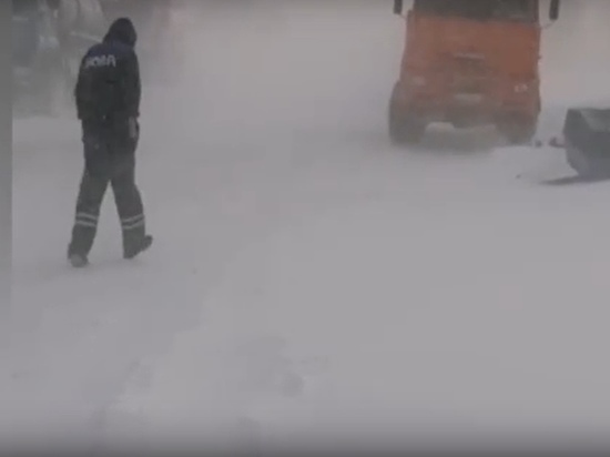 Снежный плен: автомобили заметает у закрытых зимников ЯНАО