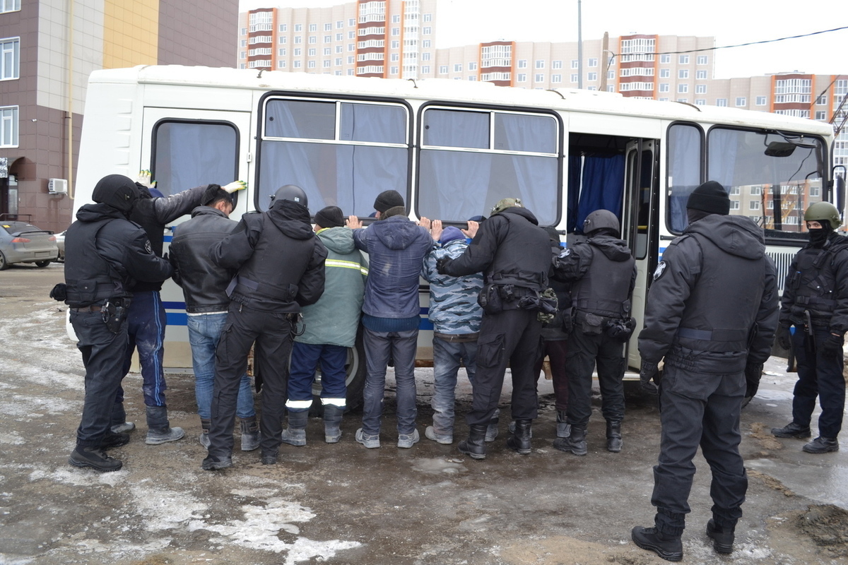 Облава на мигрантов в москве. Облава на мигрантов. Облавы ОМОН на мигрантов. Задержание мигрантов в России.