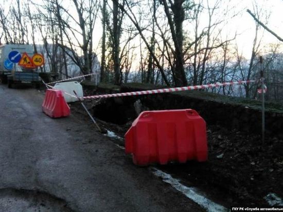 В Крыму показали разрушенную оползнем дорогу к Ай-Петри