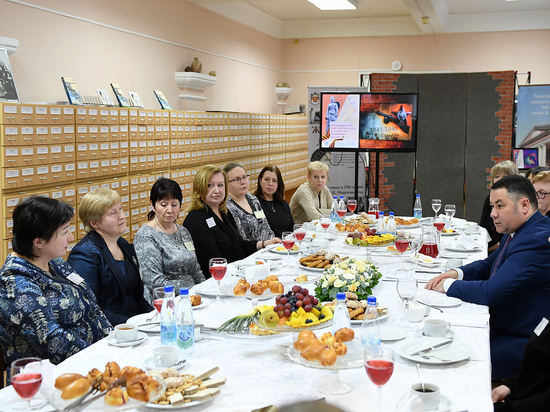 Игорь Руденя поздравил сотрудниц библиотеки в Твери с 8 марта