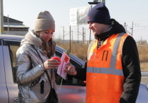 Сотрудники ЗабЖД и ГИБДД перед 8 марта поздравили женщин-водителей на железнодорожных переездах Читы, Свободного и Белогорска