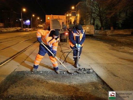 В Уфе дорожные рабочие проводят ямочный ремонт в круглосуточном режиме