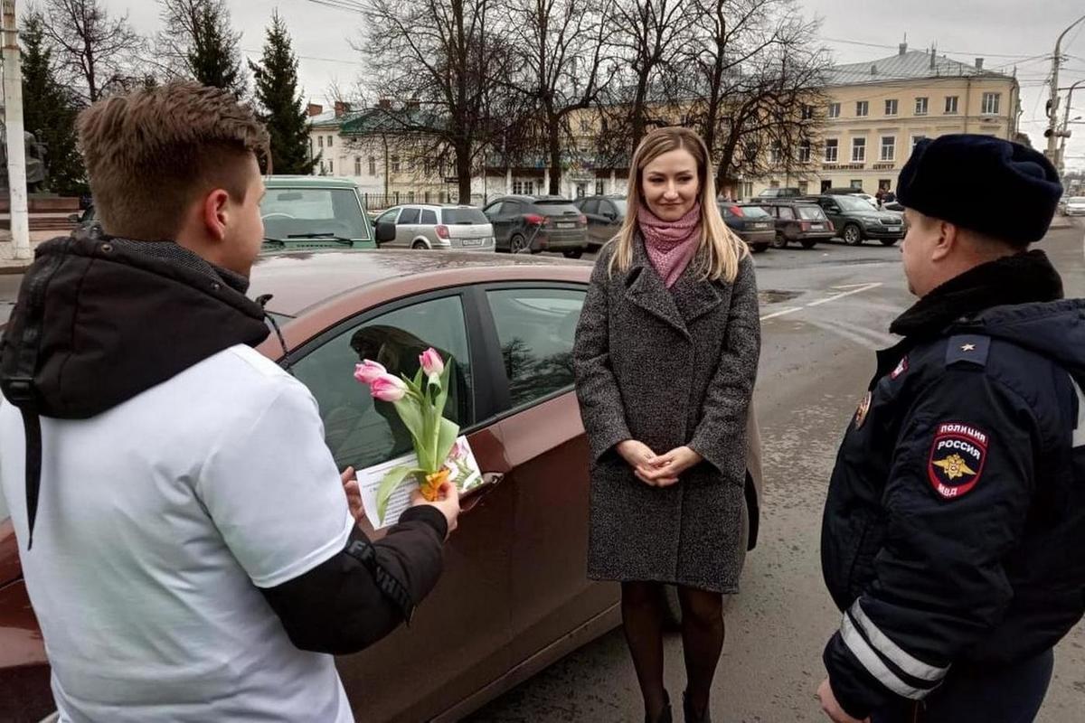 Костромички принимали праздничные поздравления от сотрудников  Госавтоинспекции - МК Кострома