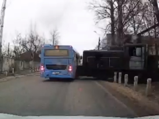 Появилось видео момента столкновения автобуса и тепловоза в Твери