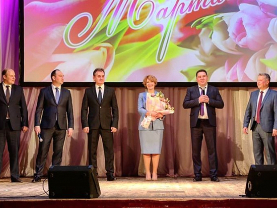 «Премьер-министр» поздравил серпуховичек с 8 марта