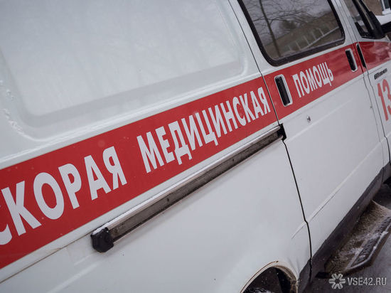 В Новокузнецке легковушка подрезала машину скорой помощи