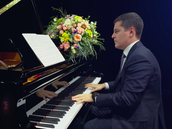 Артюхов поздравил жительниц Ямала с наступающим 8 марта и сыграл на рояле