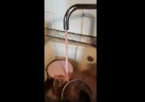 У жителей одной из деревень региона Эмилия-Романья из водопроводных кранов полилось игристое розовое вино, сообщают в социальных сетях местные жители