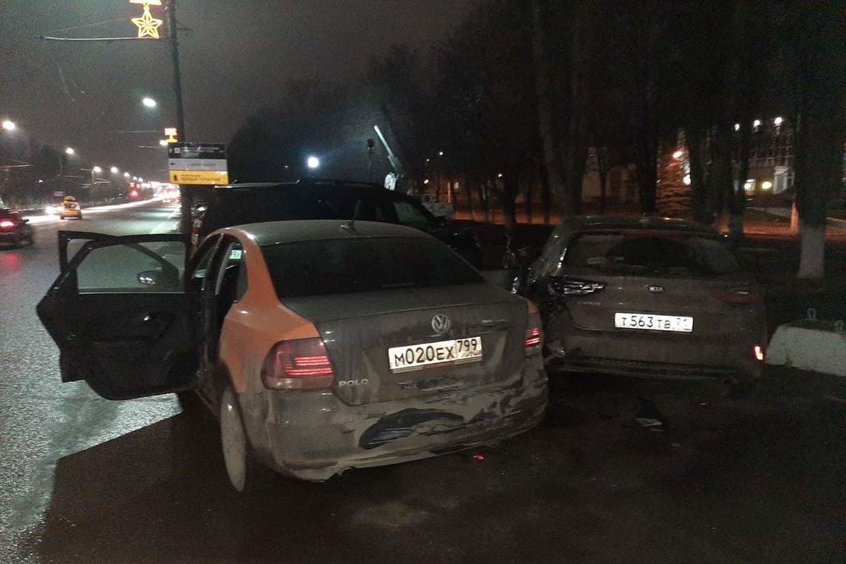 Автомобиль каршеринга в Туле «собрал» в ДТП пять припаркованных авто - МК  Тула