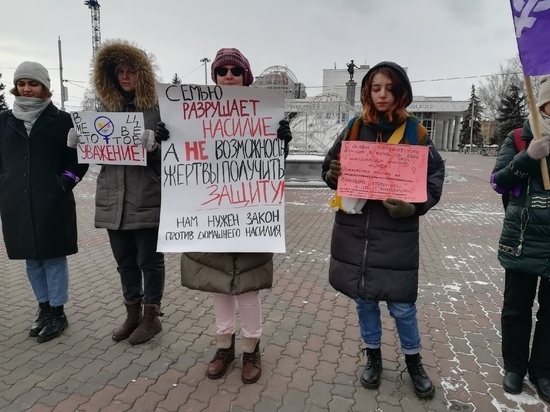 «Вместо цветов – уважение»: в Красноярске прошел пикет за права женщин
