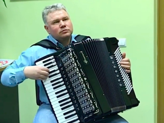 Ямальский депутат поздравил женщин с 8 марта и сыграл на аккордеоне