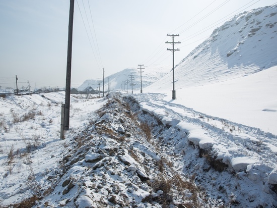 Жители Кызыла в зоне возможного подтопления  засоряют мусором водоудерживающие каналы