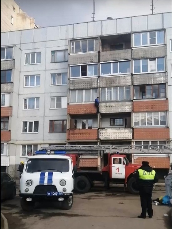 Пскович застрял между балконами, пытаясь поздравить любимую с 8 марта