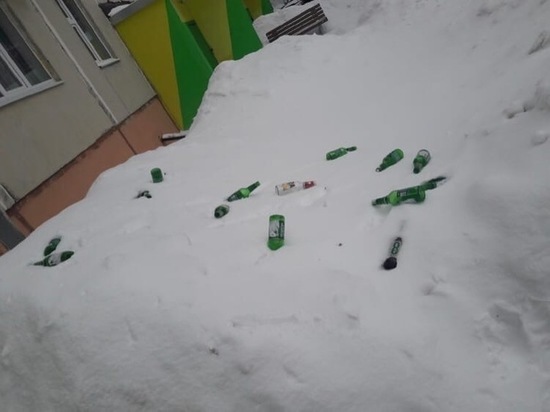 В Ноябрьске под домом после праздника образовалась «поляна» из бутылок