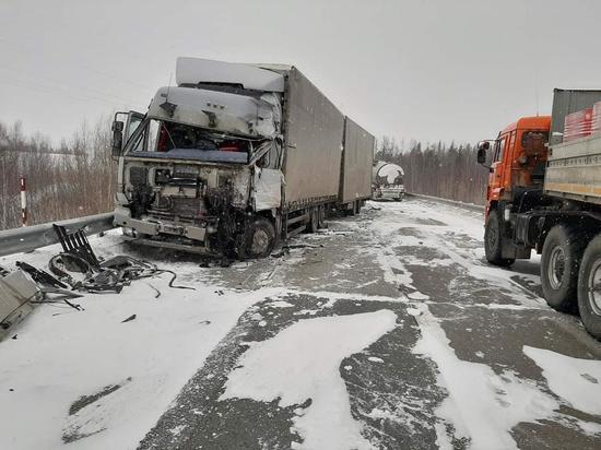 Водитель грузовика получил травмы в массовом ДТП на ямальской трассе